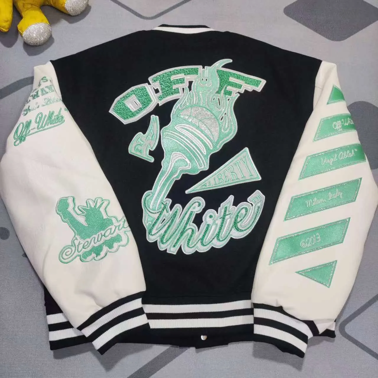 Top version 2024 new autumn and winter OW heavy embroidery New York Liberty pattern baseball uniform jacket for men and women. Original packaging and original label 🔍 A full set of accessories are customized. Packaging elevators are all purchased from the original factory. All hardware parts are molded and customized. Fabric color components are restored one to one. The fabric composition is %65 wool, %15 natural silk, %10 spandex, and 10 velvet. It is mixed and woven, with a total weight of more than 900 grams! And the most important thing is its color fastness, it will never fade! -The embroidery uses an imported towel embroidery machine. Each pattern is first embroidered on the fabric, and then engraved with an infrared laser, and then fixed with a sewing machine. The whole garment is labeled in many places, one is flat embroidered, and the large pattern on the back is directly embroidered on it. This dress has 4 different embroidery techniques⚠ -The sleeves are all made of two-layer pebbled fabric, which is processed, shaped, colored, washed, and the texture retains the original grain structure! Thick, plump and round! -The processing technology is extremely complex, the pieces are neatly spliced ​​and aligned, and the entire garment has precise wiring density. Gender-neutral style. Loose version. Self-conscious quality control. Details determine success or failure. Size: S M L XL P: 680